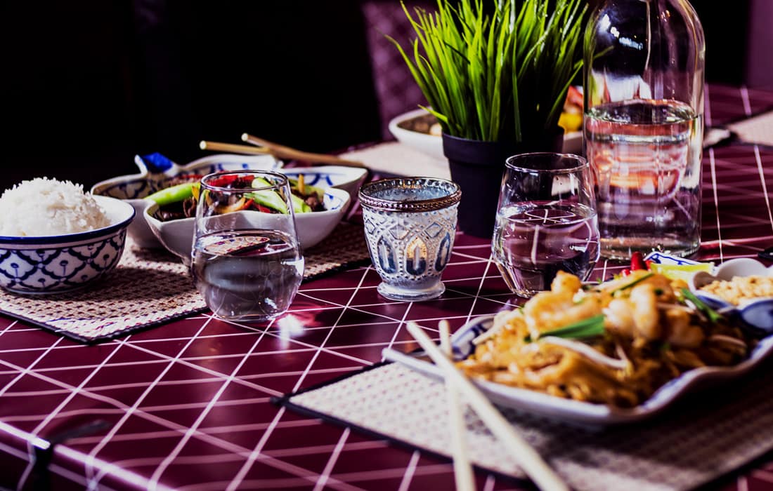 Dukat bord med Pad Thai, ris och vattenglas