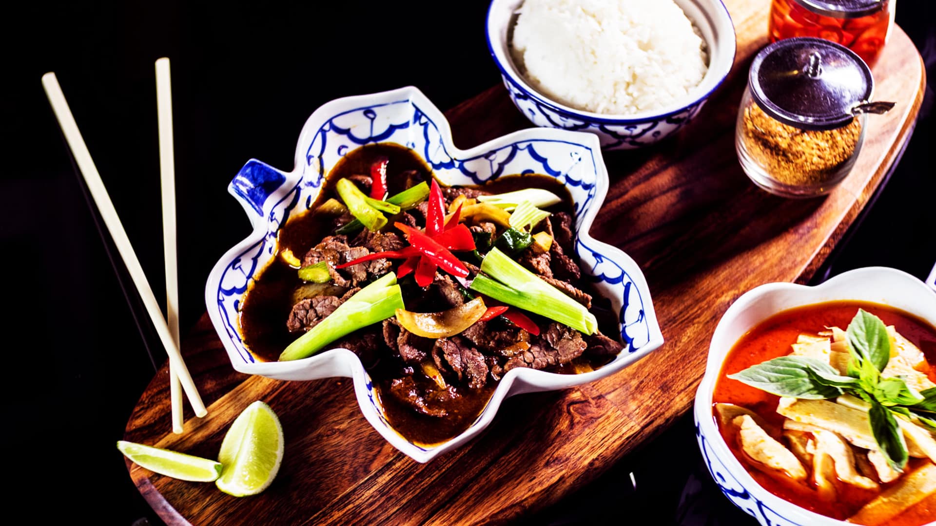 Wokad biff med chili och röd curry serverad i blått thailändskt porslin