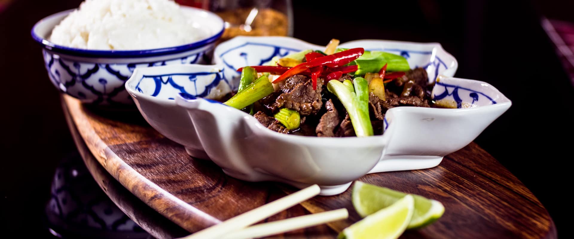 Wokad biff med röd chili och lime i porslinsskål